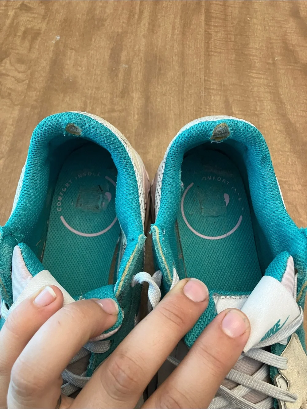 Nike AIR MAX White and Teal Lace-Up Running Sneakers